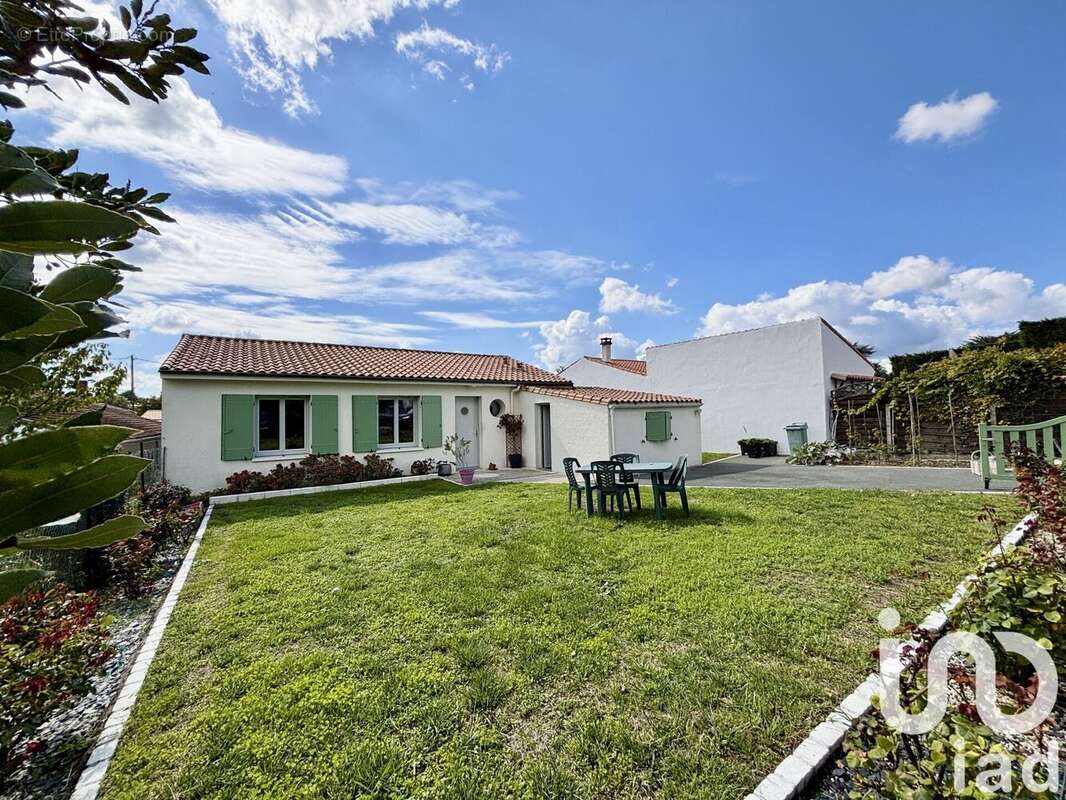 Photo 2 - Maison à CHAILLEVETTE