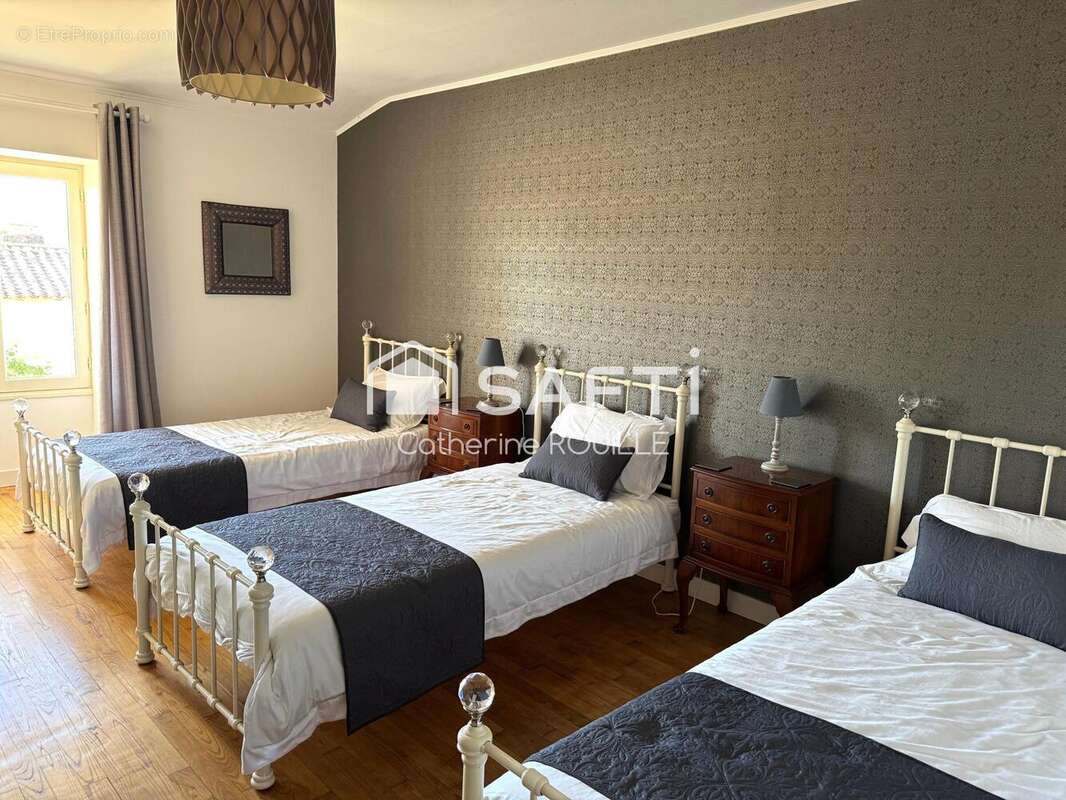 Maison 223 m² à Saint-Christophe-Sur-Roc  - photo 8