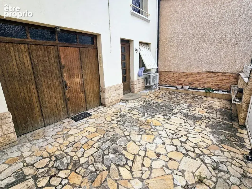 Maison à rénover – 2 chambres - Extérieurs - Garage - Pont-du-Château (63) - photo 2