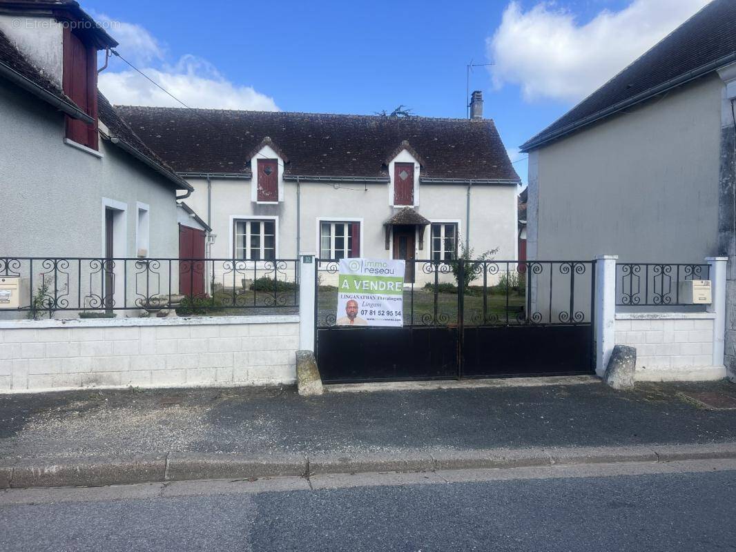 Maison à AZAY-LE-FERRON