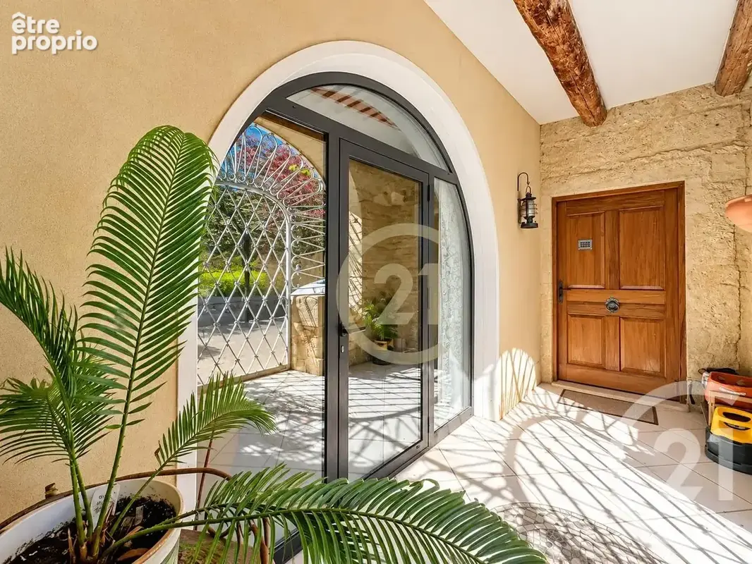 Maison 8 pièces 309 m² à vendre à Uzes (30700) - photo 2
