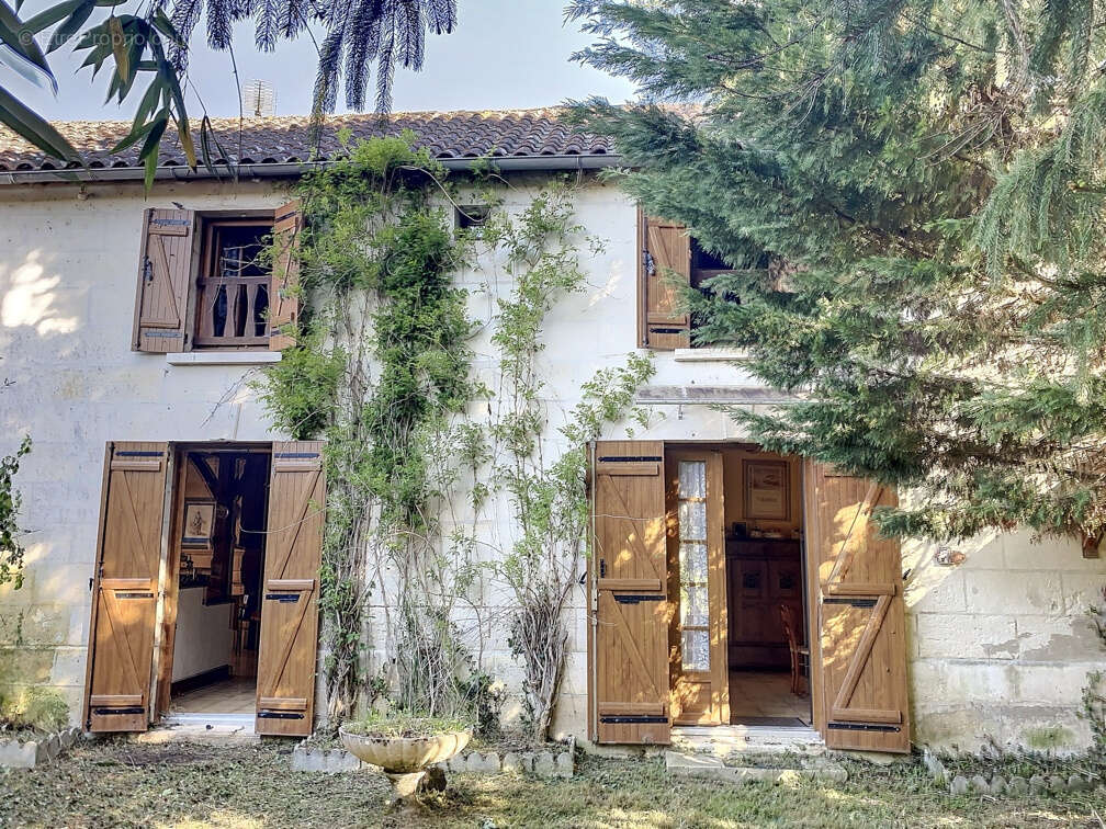 Maison à MANZAC-SUR-VERN