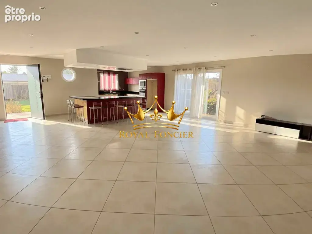 Maison 185 m² à Dange-Saint-Romain  - photo 3