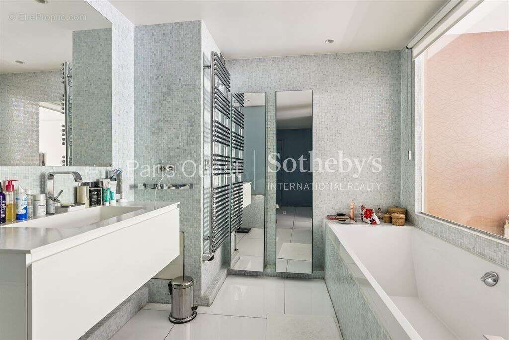 Appartement à NEUILLY-SUR-SEINE