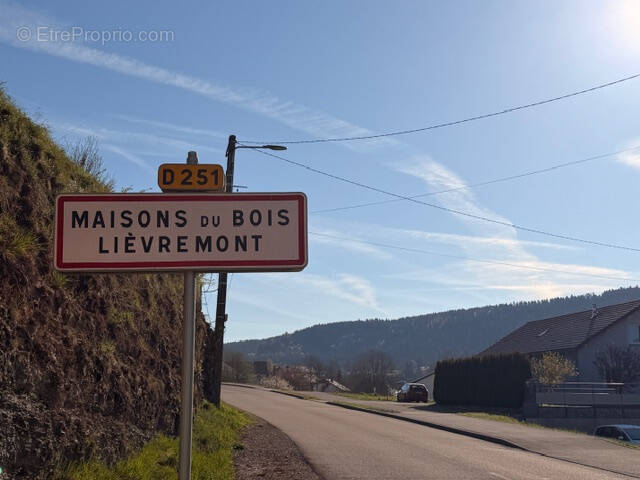 Terrain à MAISONS-DU-BOIS-LIEVREMONT