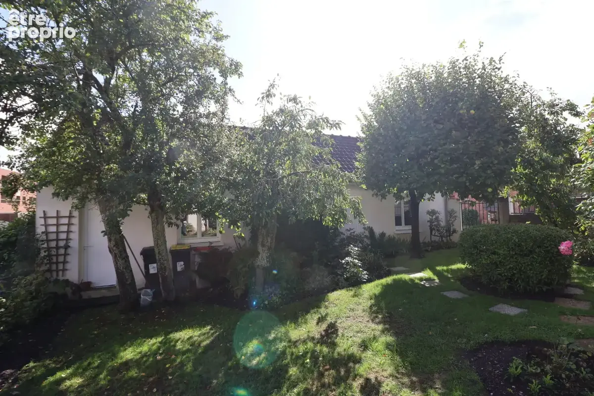 A proximité de la place maison de charme bâtie sur 515 m2 avec 4ch, 2sdb garage 2 voitures et cave - photo 4