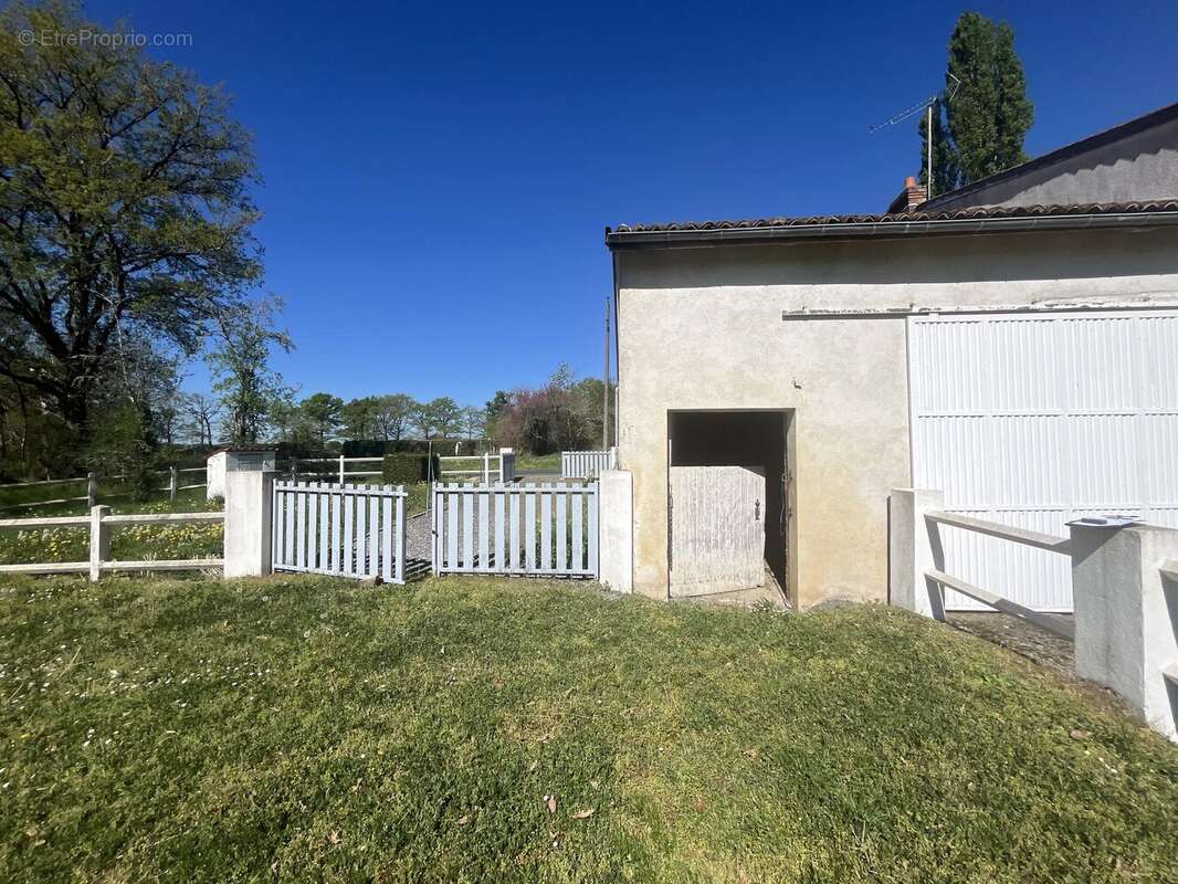 Superbe maison de campagne avec plus de 8 hectares et des boxes à chevaux - photo 15