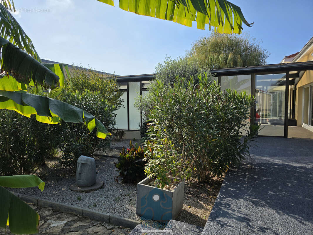 Villa de plain-pied 6 pièces avec piscine couverte, garage, carport et terrain - photo 17