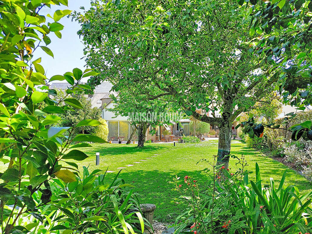 Maison hyper centre ville avec beau jardin arboré, suite parentale et cuisine de chef au coeur de Lamballe - photo 7