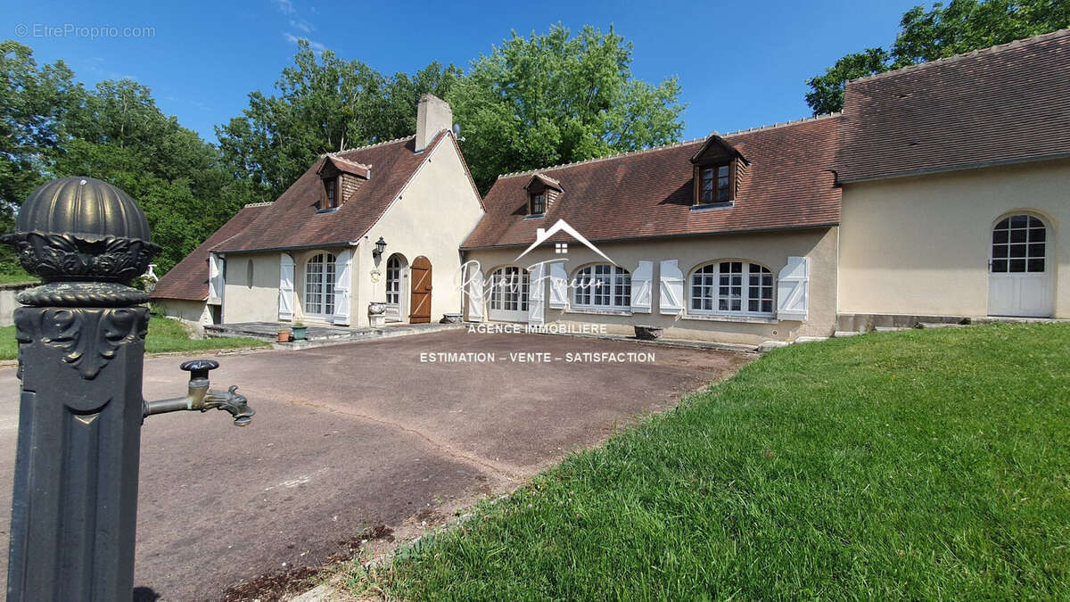 Maison à AZAY-LE-FERRON