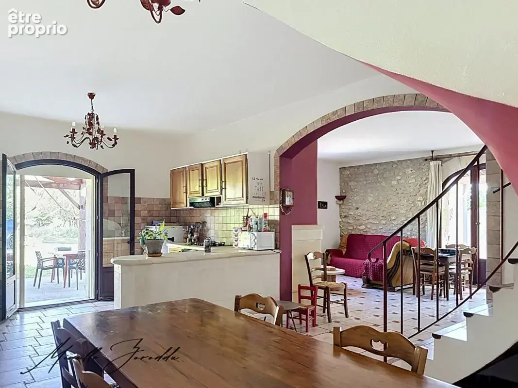ARLES MAS de 9 pièces  de 202 m²   avec dépendance , garage - photo 2