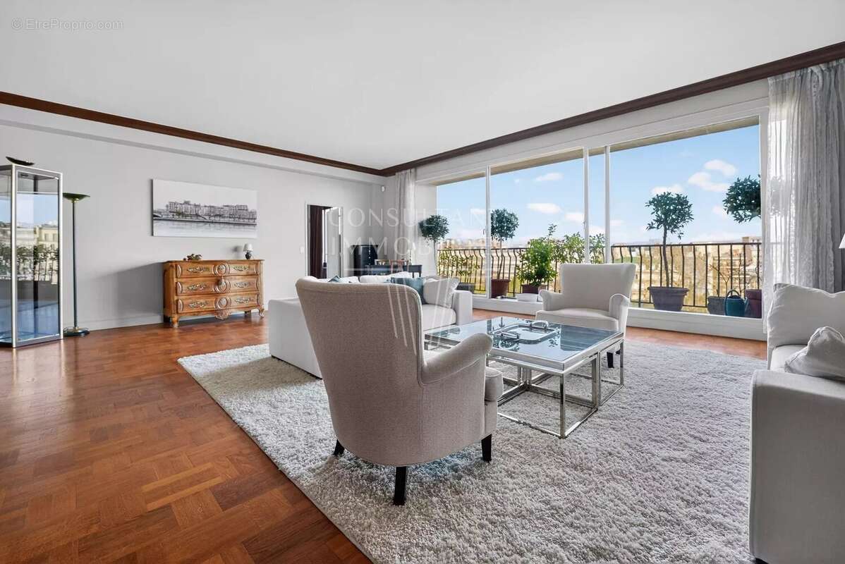 Appartement à PARIS-16E