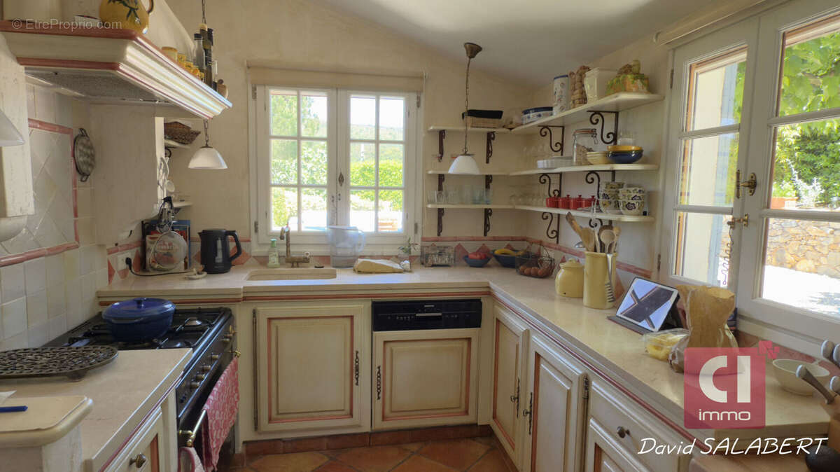 Garéoult -villa familiale de 170 m² avec cinq chambres, piscine et terrain paysager - photo 7