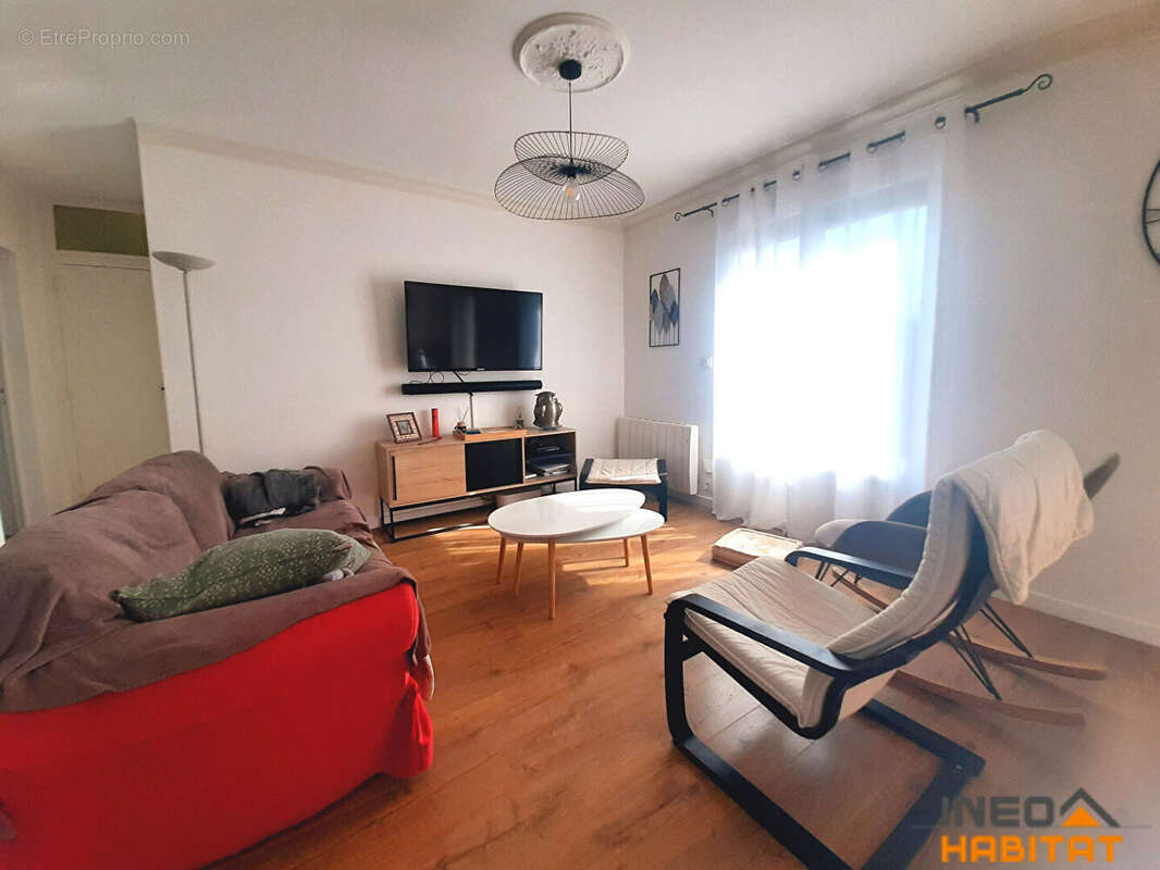 Maison à MONTREUIL-LE-GAST