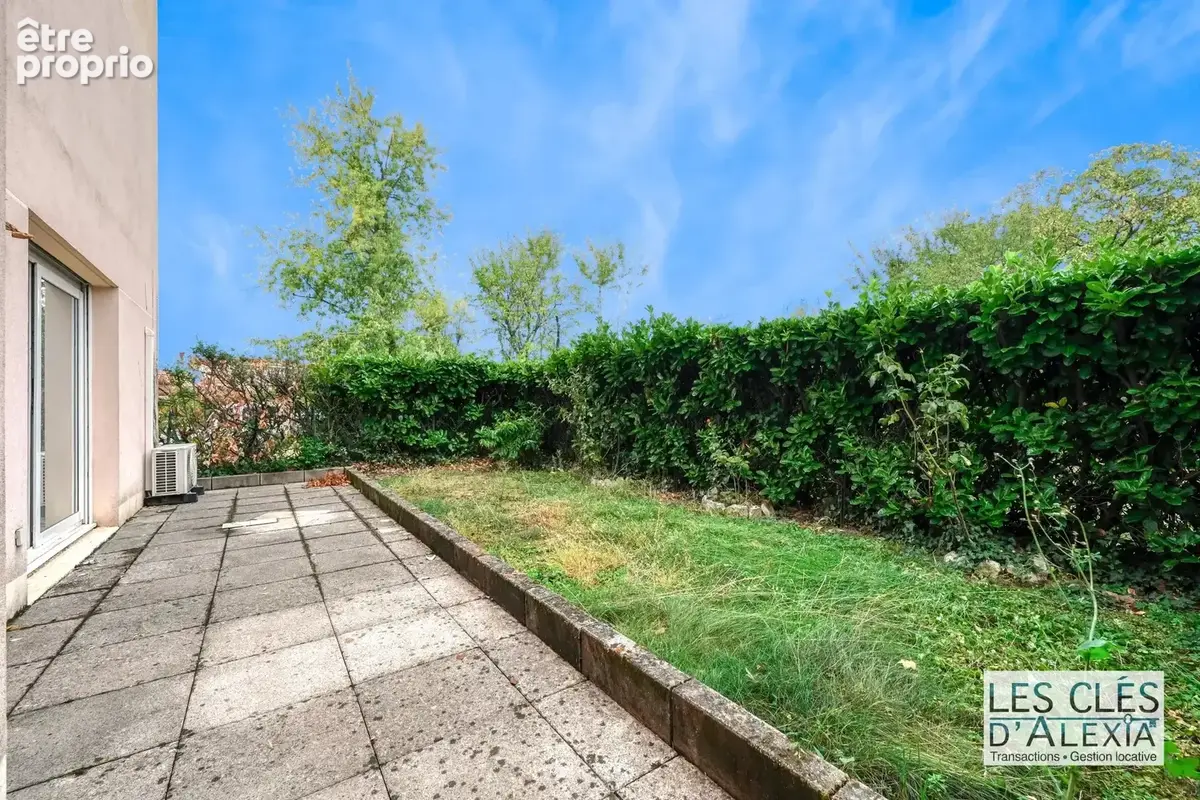 Bron – t3 en rez-de-jardin – terrasse, jardin, cave et stationnement - photo 9