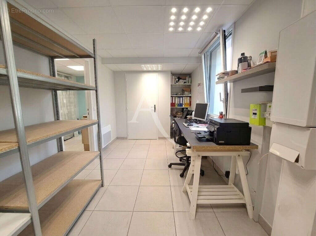 Local commercial de 77 m²  à MOUCHAMPS !! - photo 4