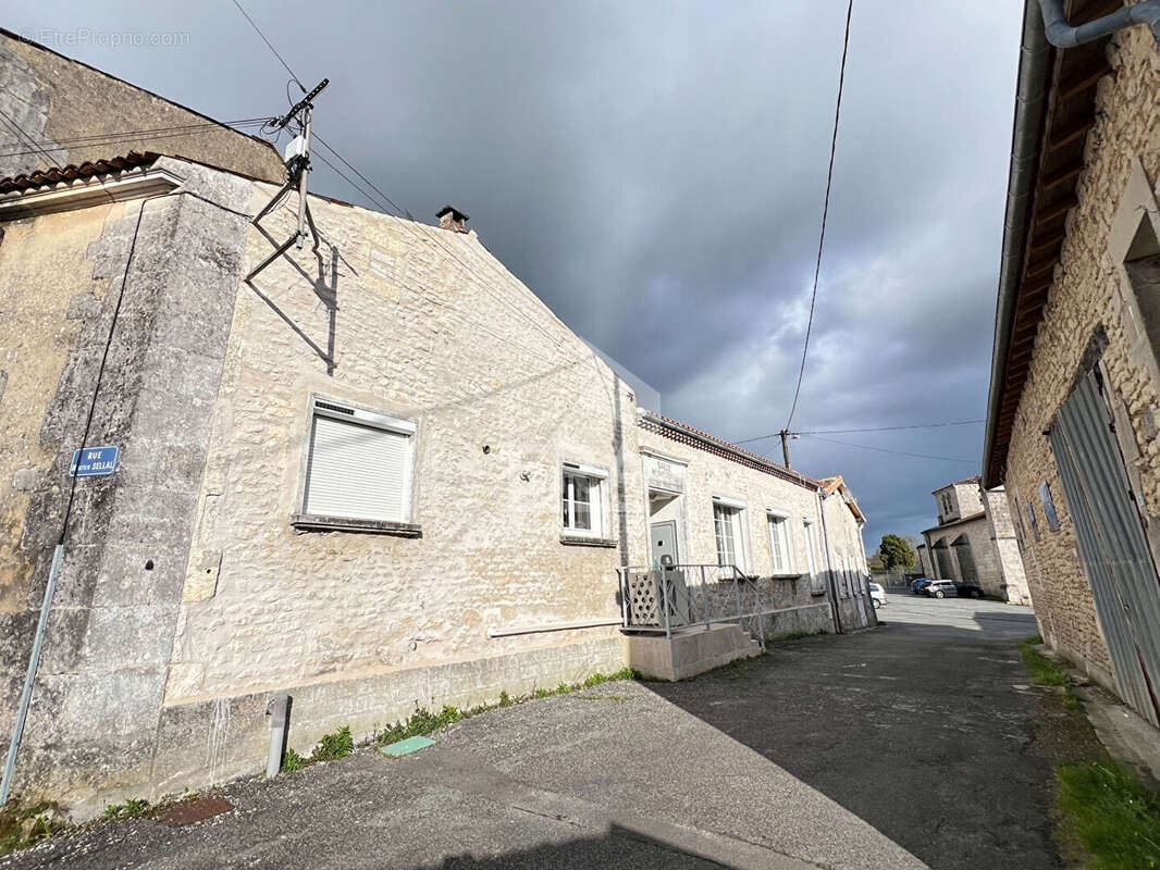 Maison à SAINT-LAURENT-DE-COGNAC