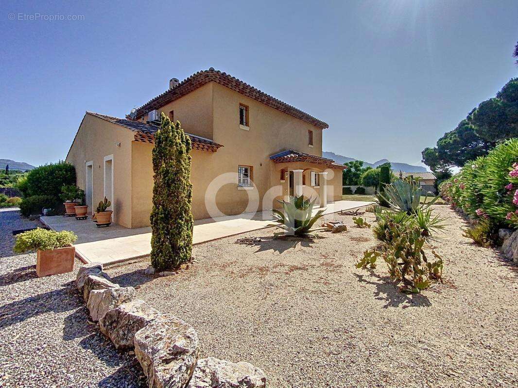 Maison à ROQUEBRUNE-SUR-ARGENS