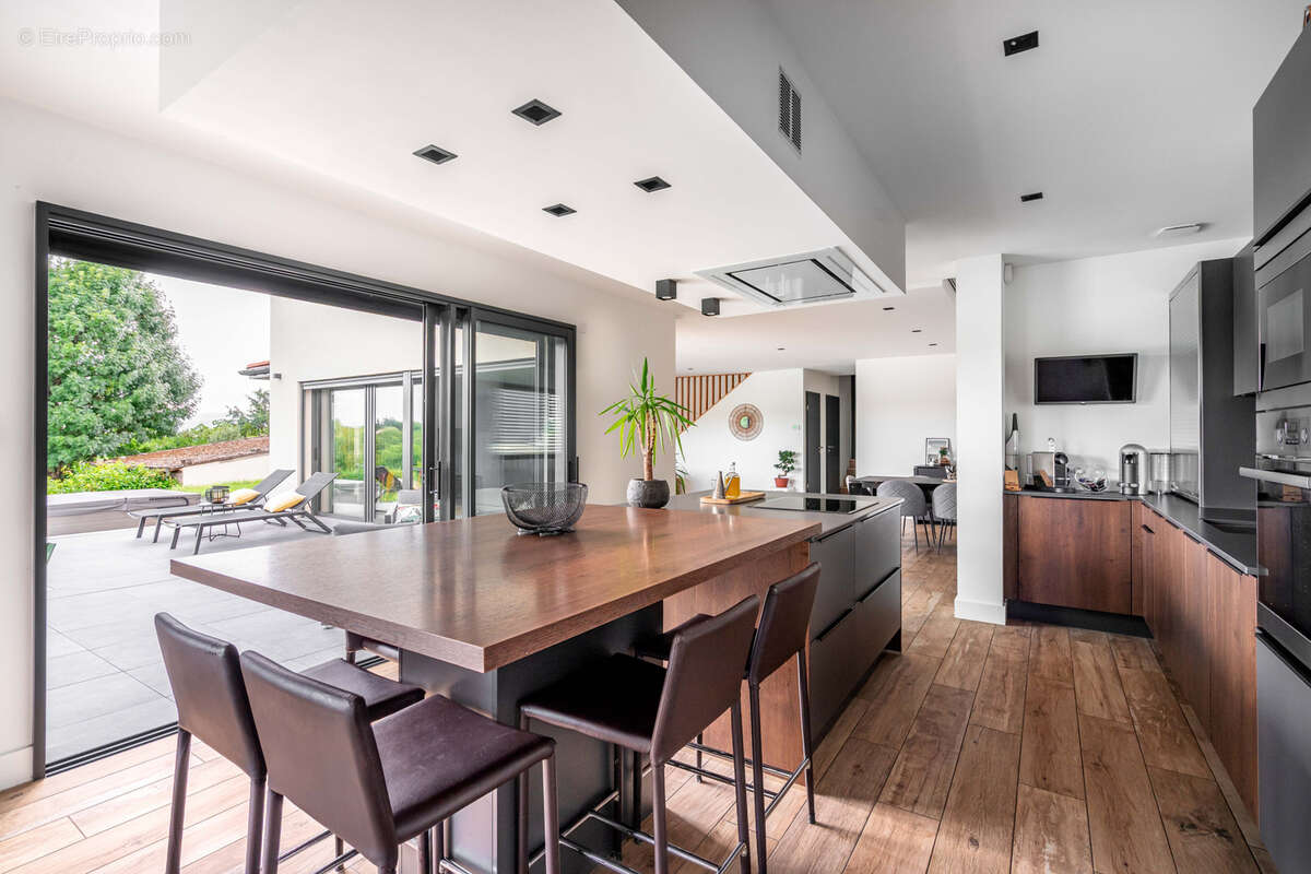 Maison à LA TOUR-DE-SALVAGNY