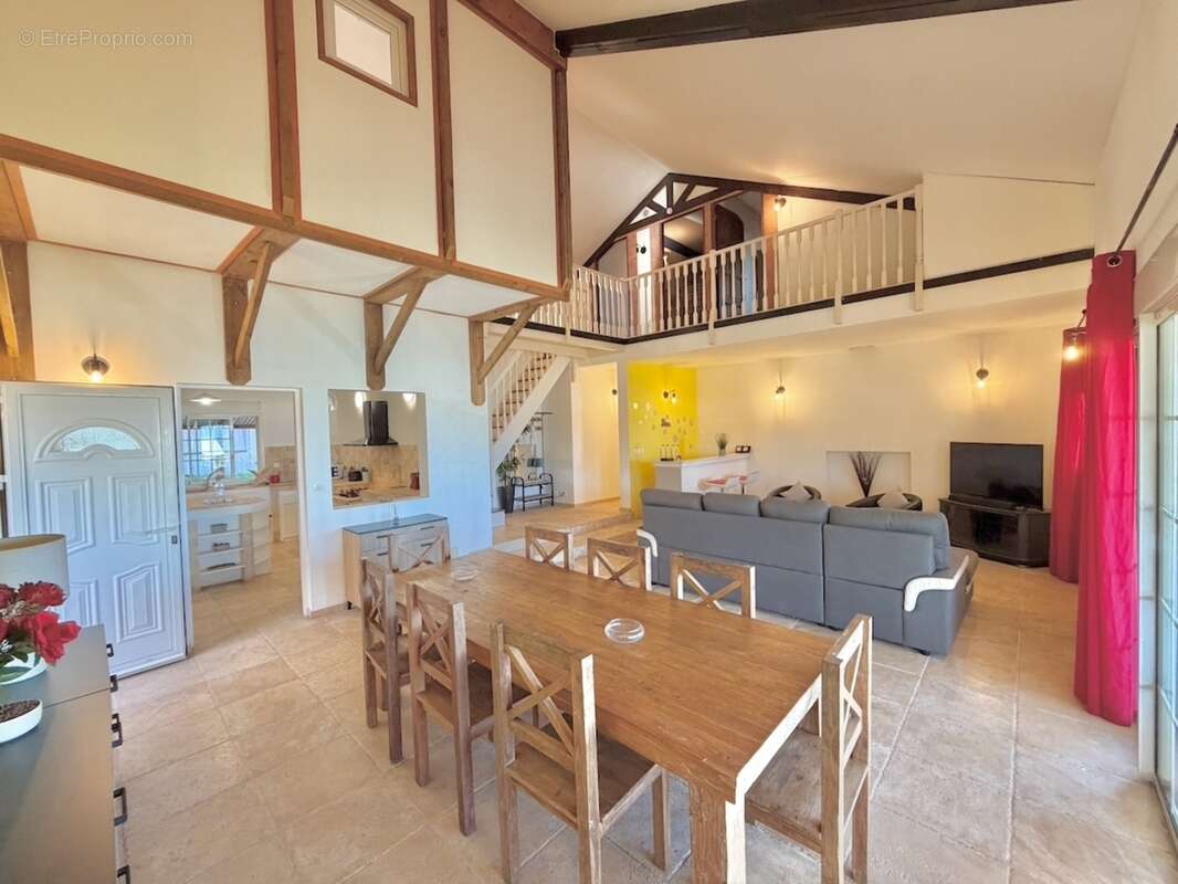 À vendre – Villa T11 d'exception avec piscine, jacuzzi et fort potentiel locatif – Mont-Vert-les-Bas (Saint-Pierre) - photo 3