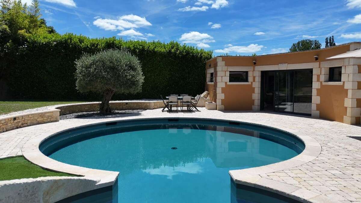 Belle propriété contemporaine avec piscine chauffée, dépendances et prestations de qualité - photo 2