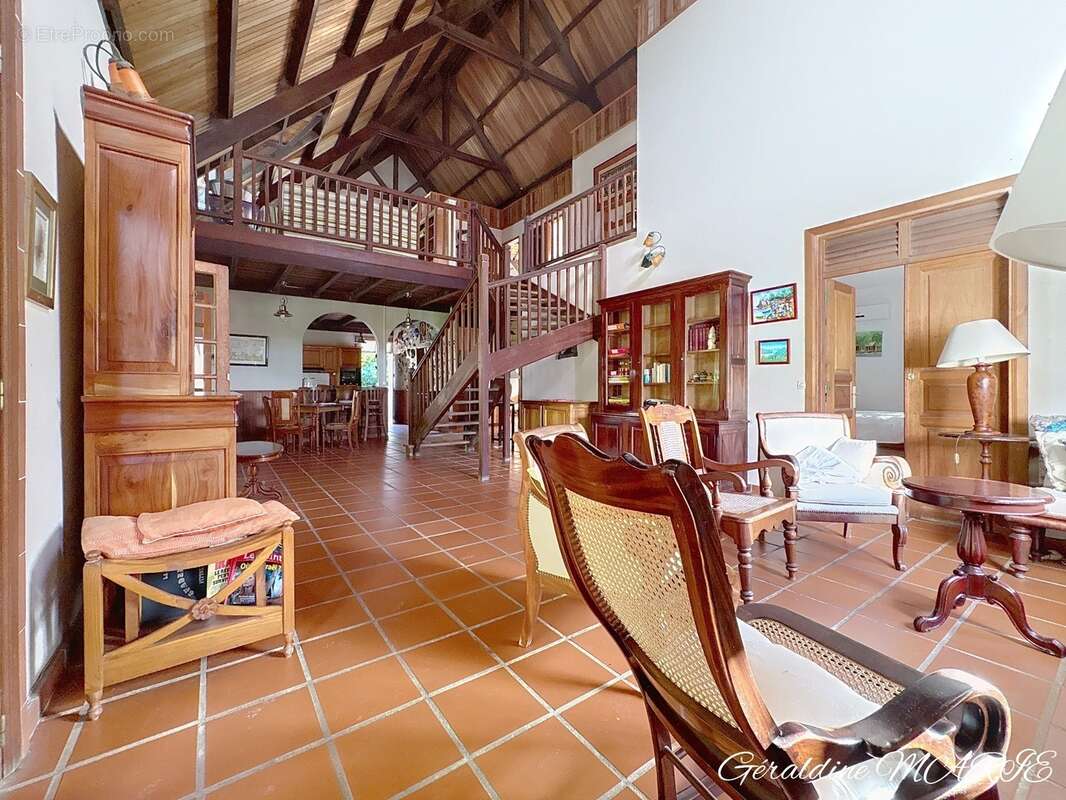 Villa 242 m² avec piscine, T2 loué et terrain de 4 000 m² - photo 4