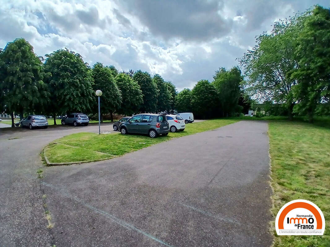 Commerce à MONT-SAINT-AIGNAN