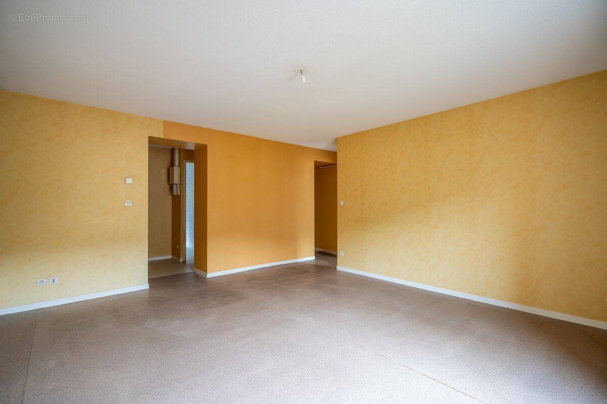 Appartement à COURS-LA-VILLE