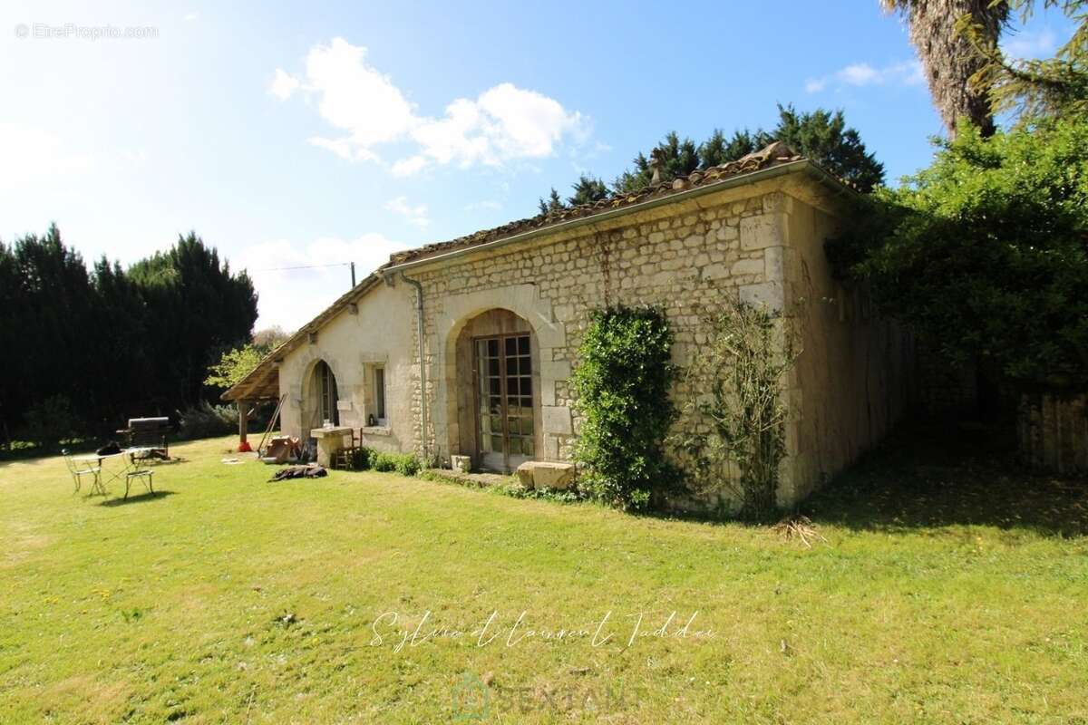 Maison à MONTENDRE