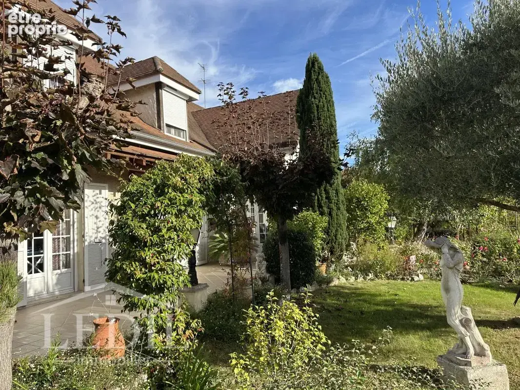 Propriété rare avec parc, dépendance et garages - photo 3