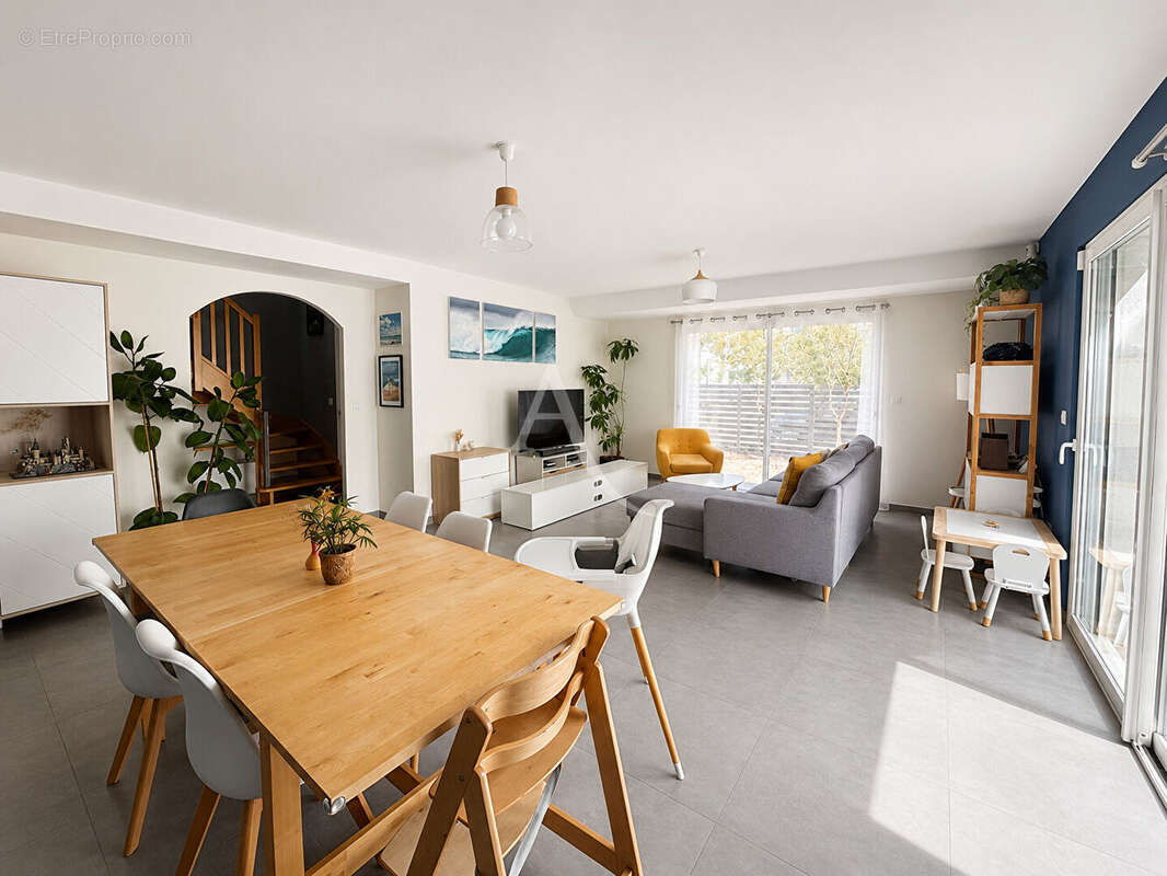 Maison Coueron, 2015, garage, entièrement clos - photo 2