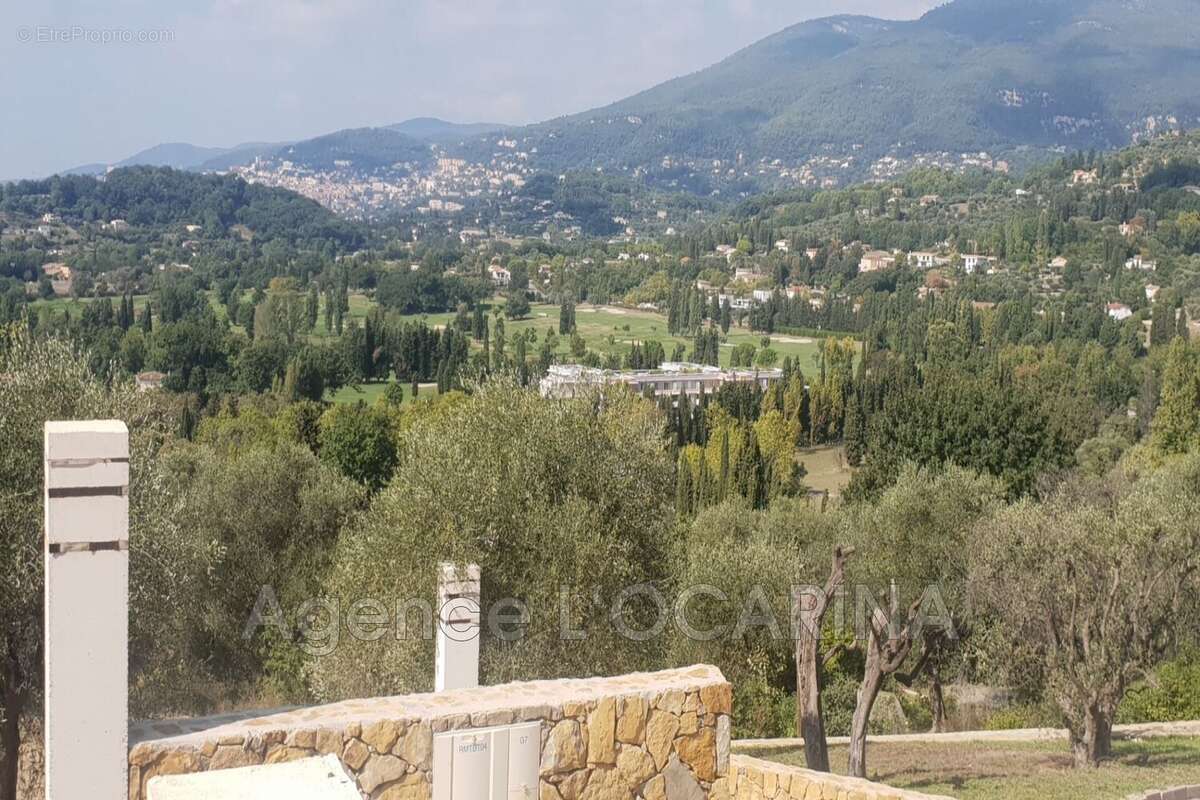 Terrain à OPIO