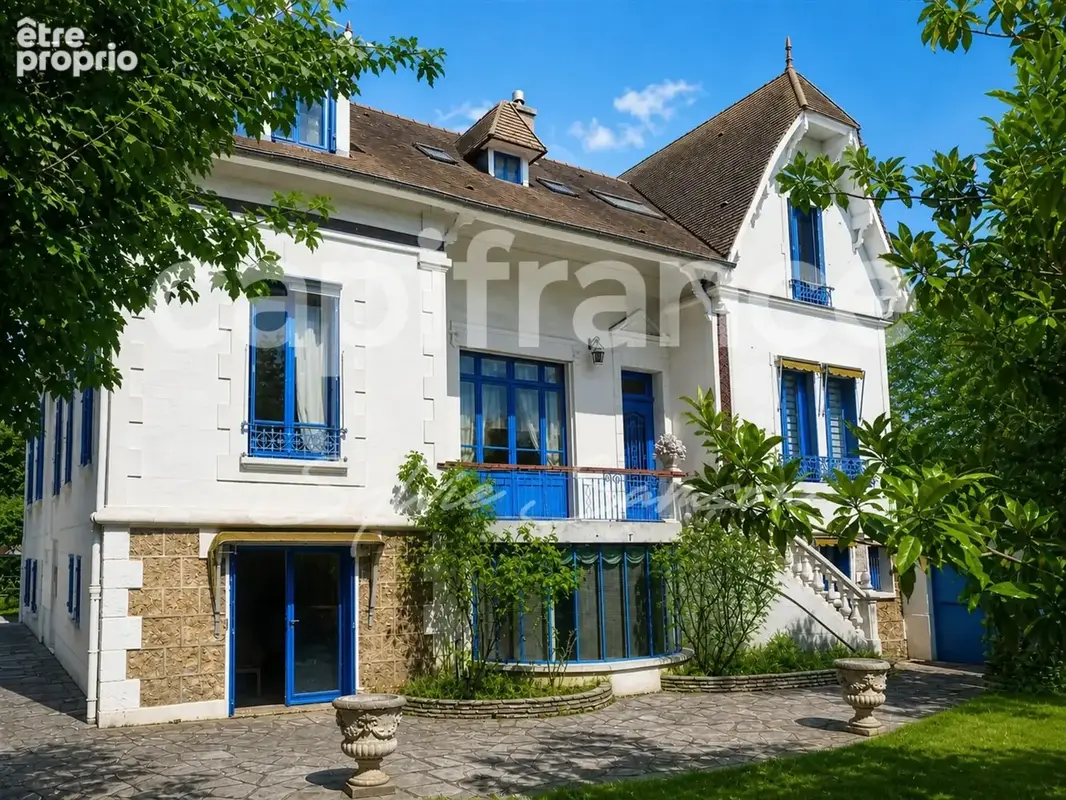 Mantes-la-Jolie – Demeure de caractère de 380 m², 14 pièces, jardin et garage - photo 20