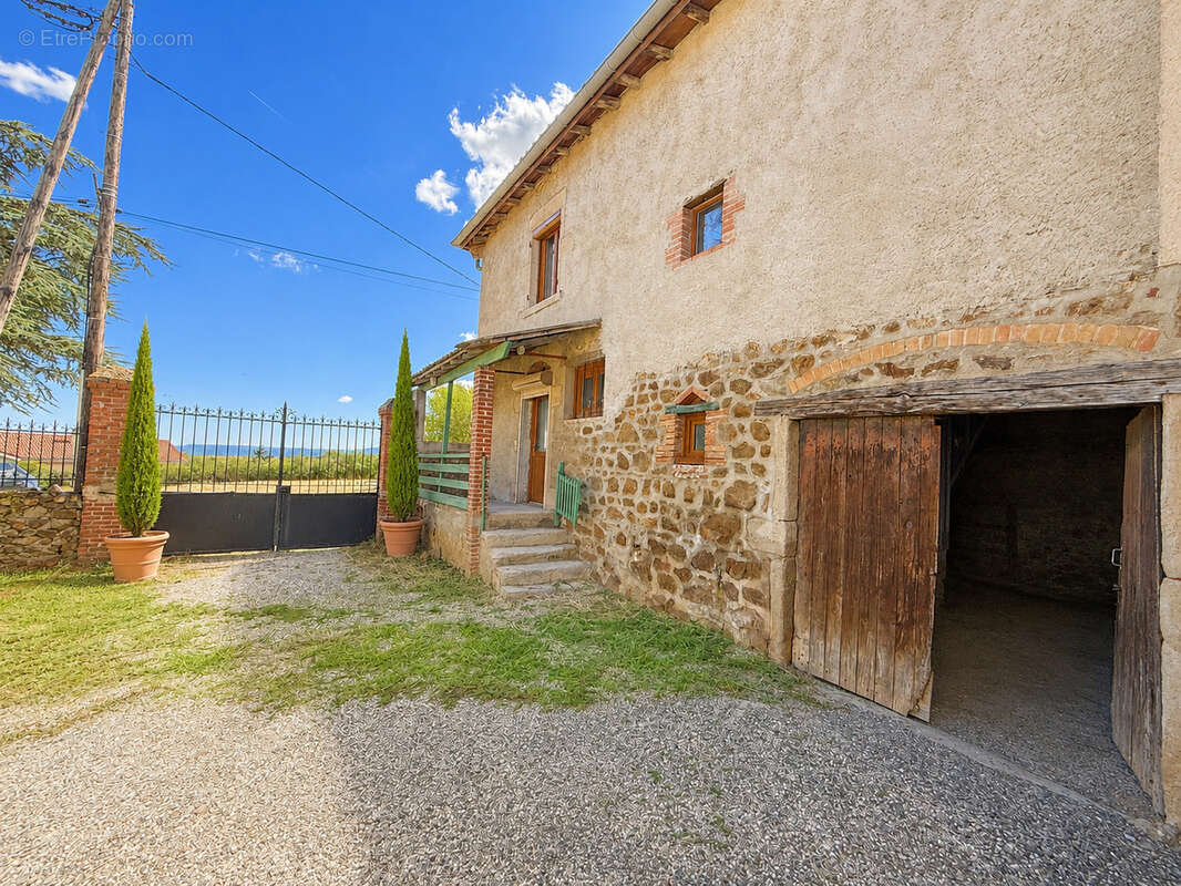 Maison en pierres 95 m2 habitables sur 1000 m2 de terrain avec dépendances - Secteur privilégié de CONDRIEU - photo 5
