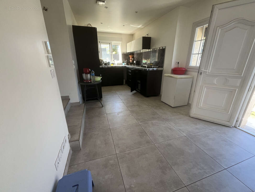 Toulon Ouest, maison 125M2, 4 chambres, parcelle 556M2, 3 parkings, dépendances. - photo 4