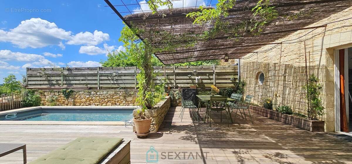 Exceptionnel propriété de 234 m² dans la Bastide de Domme avec une terrasse panoramique sur la vallée. - photo 2
