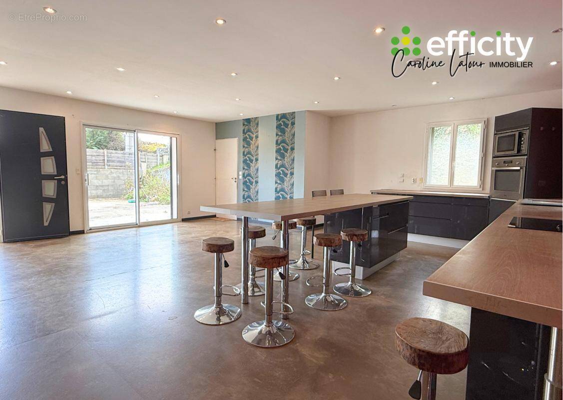 Maison à MARCILLY-LE-CHATEL