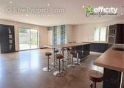 Maison à MARCILLY-LE-CHATEL