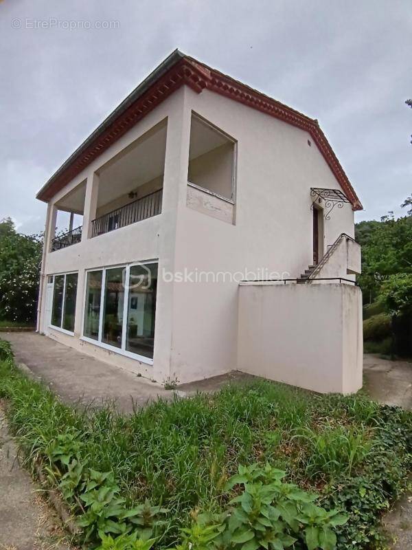 Appartement à REYNES