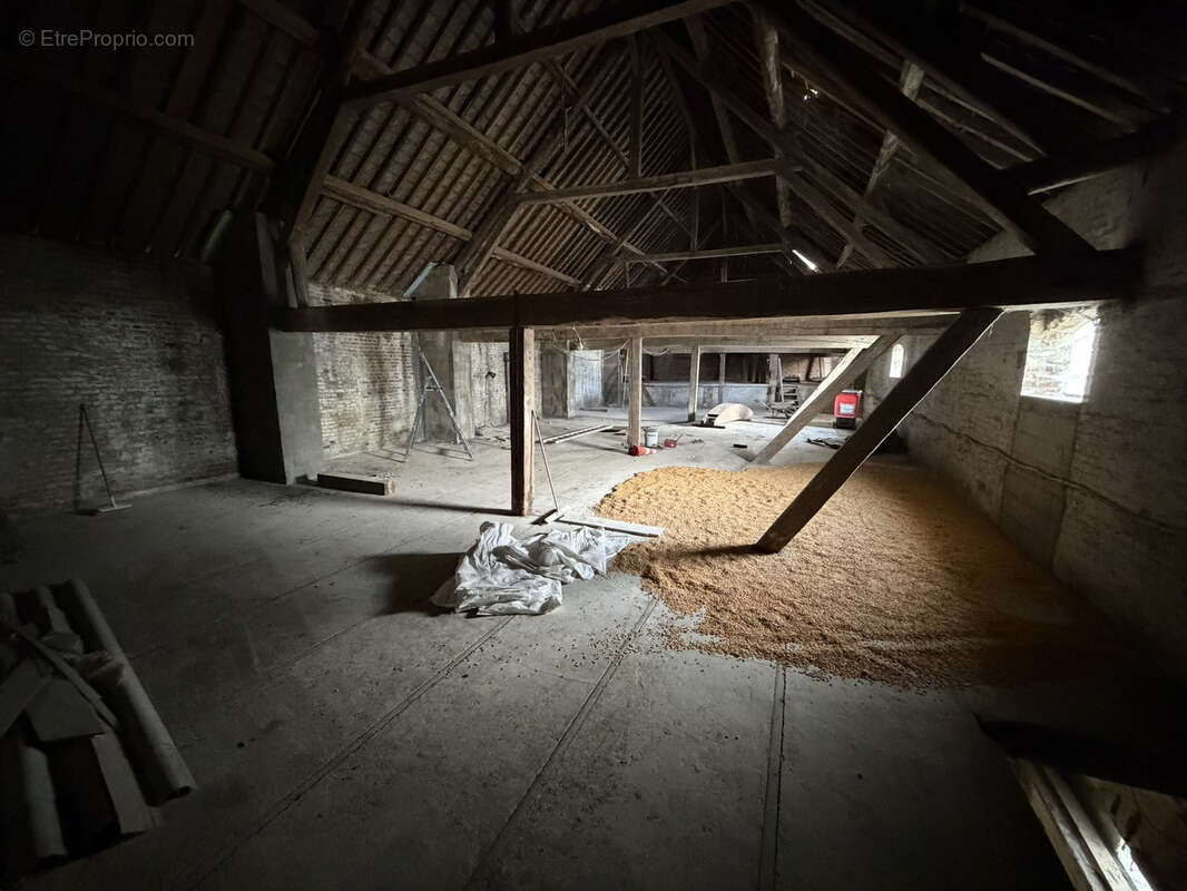 Parking à BRAY-SUR-SOMME