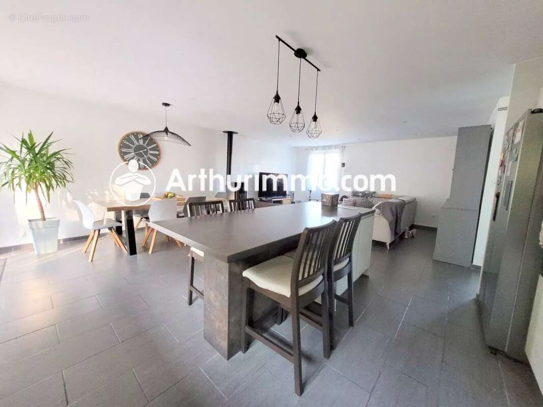 Maison à SAVIGNY-LE-TEMPLE