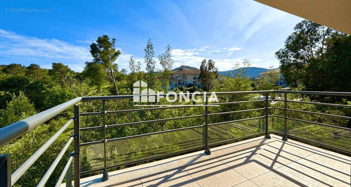 Appartement à ROQUEBRUNE-SUR-ARGENS