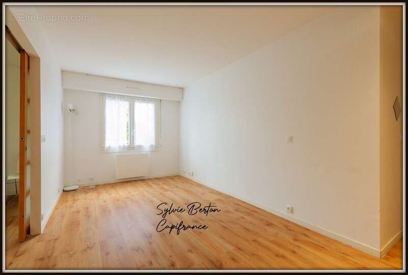 LIVRY GARGAN - Deux pièces en rez de chaussée avec jardin, cave et garage - photo 5