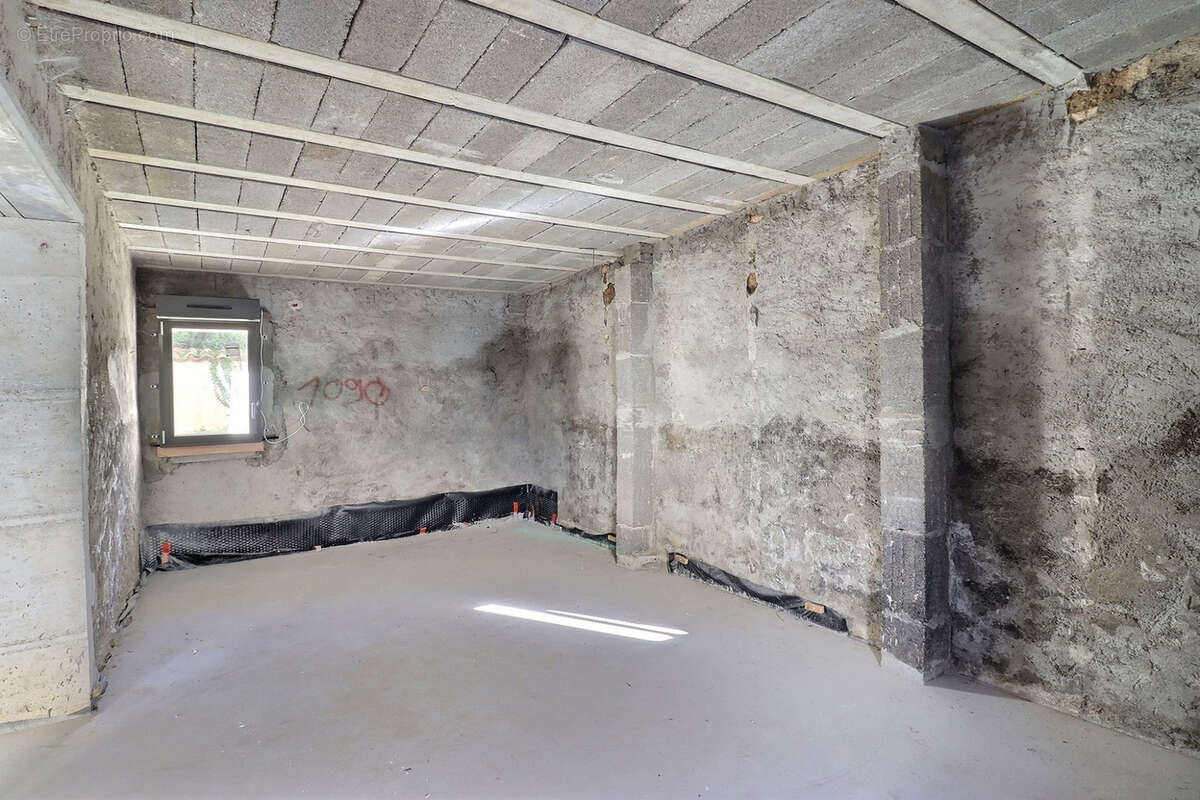 Appartement à LA TOUR-DE-SALVAGNY