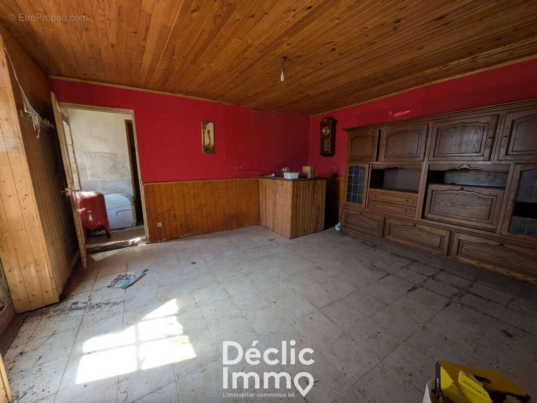 Maison à rénover avec grange  idéalement située à Aunac, proche des commodités - photo 4