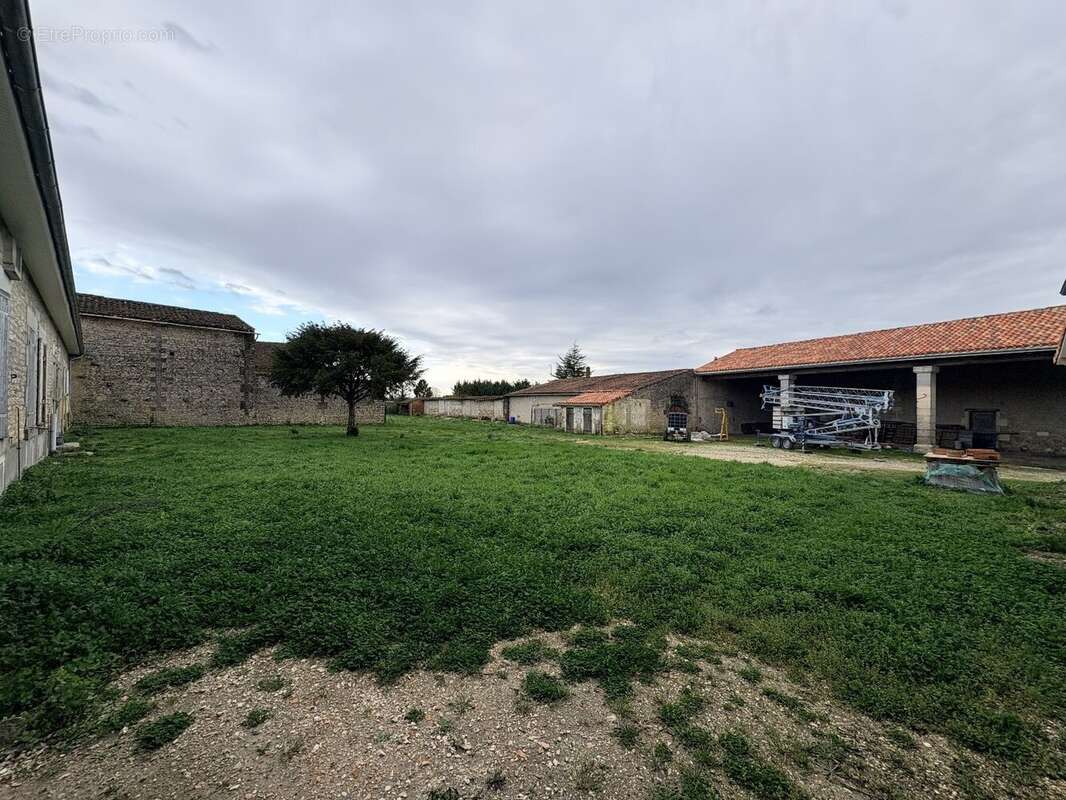 Maison à JUILLAC-LE-COQ