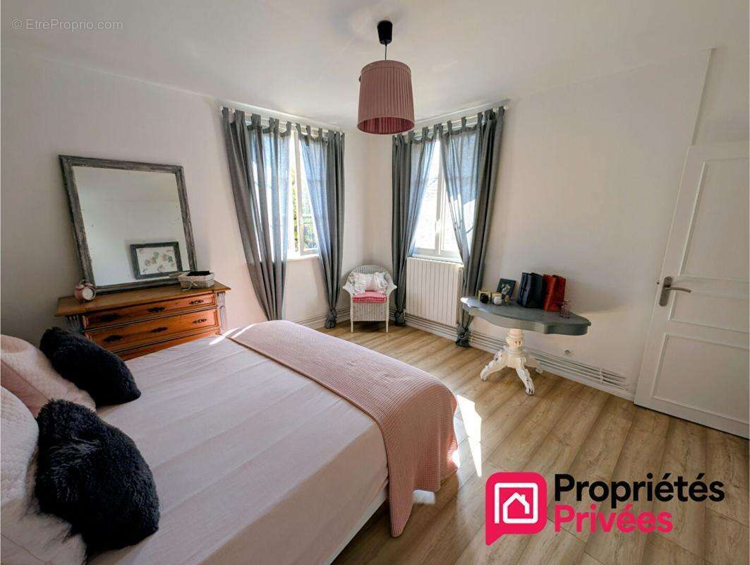 Maison ancienne 138m2 4 chambres grand garage 74m2 Jardin clos 625m2 345000FAI - photo 6
