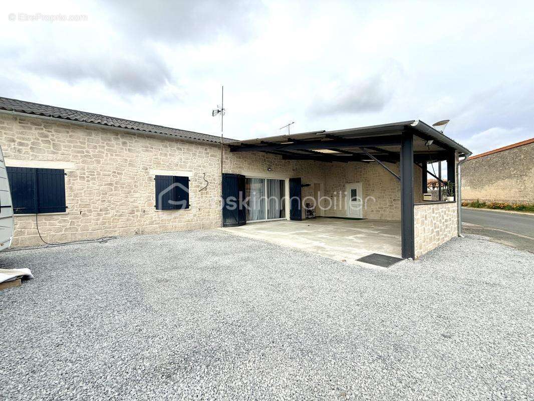 Les maisons entièrement rénovées avec de beaux volumes sont rares sur le secteur… celle-ci en fait partie - photo 14