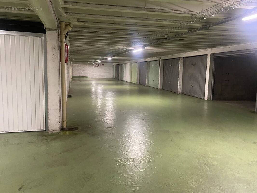 Parking à PARIS-17E