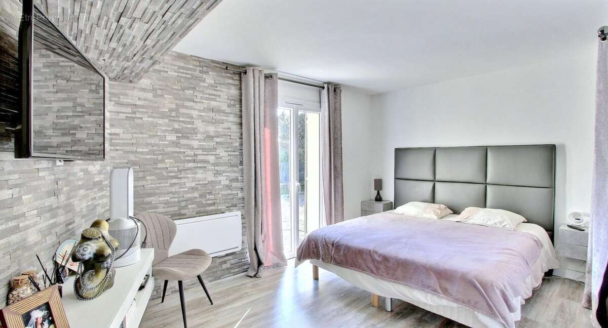 Flassans Sur Issole - Villa  185m² avec logement indépendant 2888m² de terrain avec piscine ! - photo 10